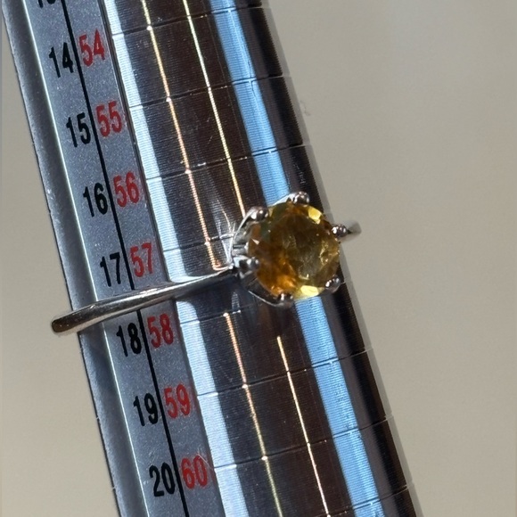 Elegant Yellow Gemstone Ring. Marked 925 RJ. Size 8 Pre-owned excellent conditio - Picture 8 of 10